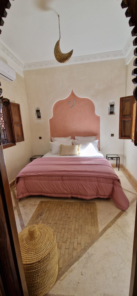 Suite Lune du Riad Babmoon : tête de lit en arc et croissant de lune doré