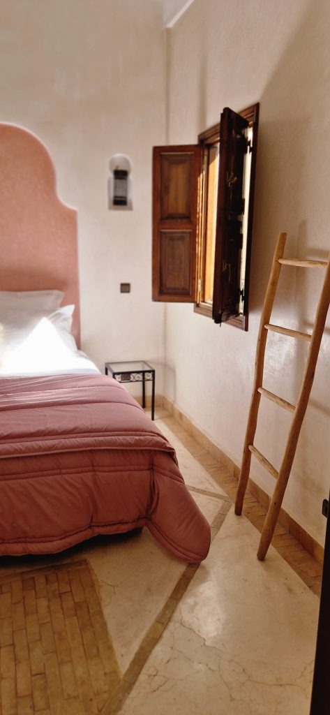 Suite Lune du Riad Babmoon, fenêtre en bois et échelle décorative