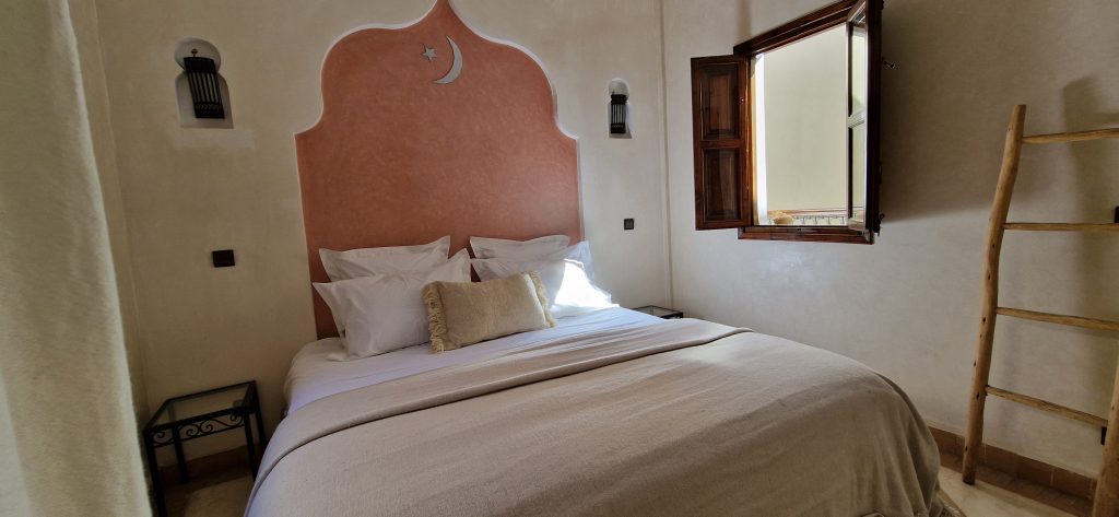 Lit double de 160 cm de la suite Lune, Riad Babmoon Marrakech