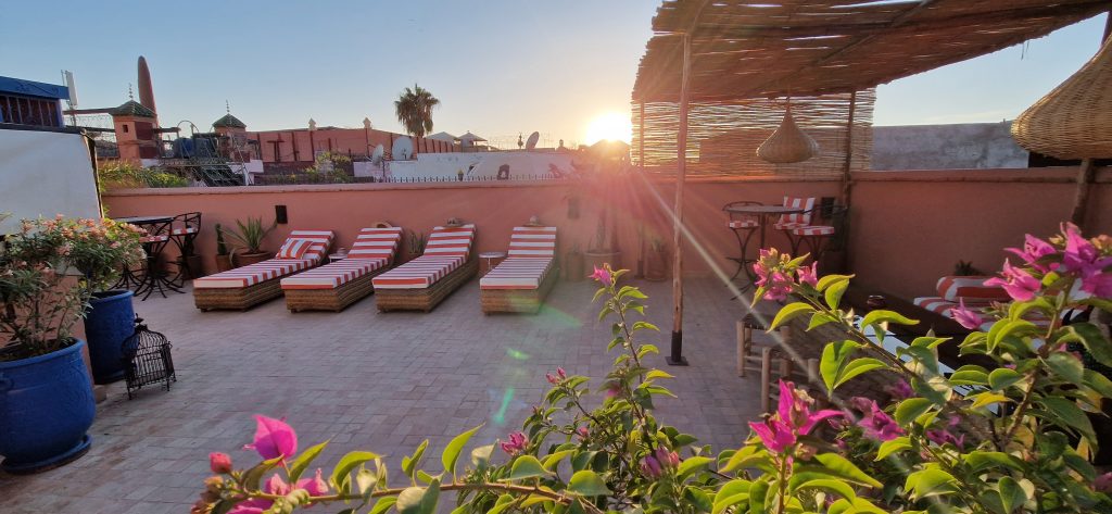 Rooftop du Riad BabMoon au coucher du soleil sur la médina