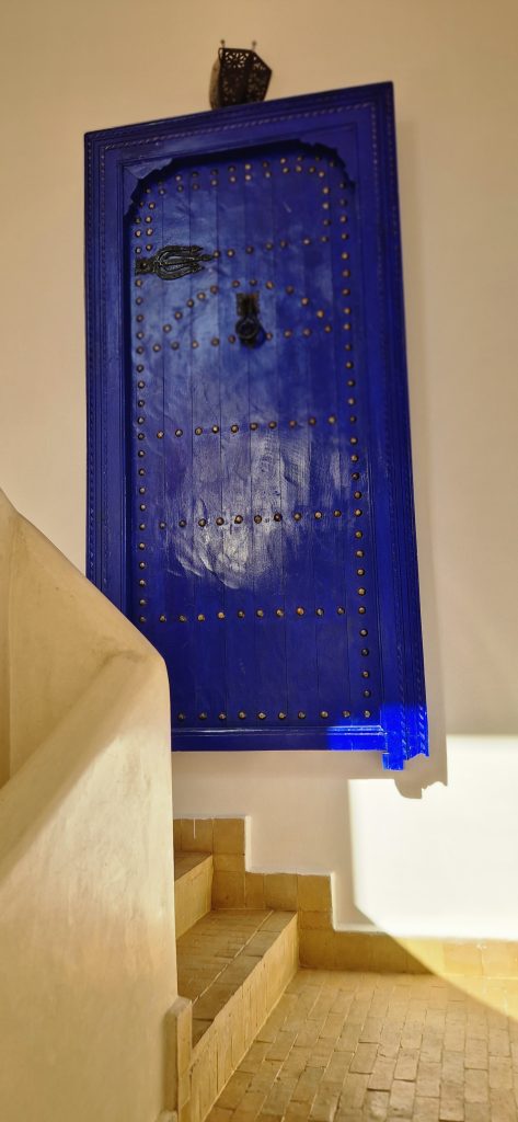 Porte bleu Majorelle dans la médina de Marrakech