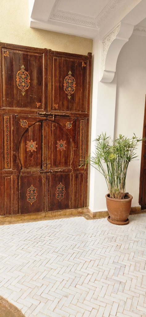 Porte d'entrée en bois sculpté du Riad BabMoon, médina de Marrakech