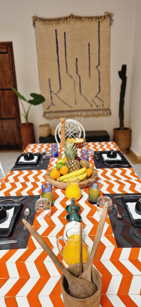 Table du petit-déjeuner marocain dressée dans le patio du Riad Babmoon