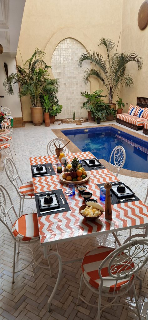 Petit-déjeuner marocain servi au bord de la piscine privée du Riad Babmoon