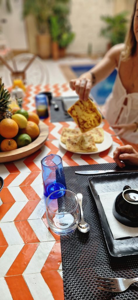 Msemen et crêpes marocaines servis au petit-déjeuner du Riad BabMoon