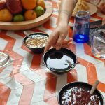 Détail de la table du petit-déjeuner marocain : fruits frais, jus pressés et thé