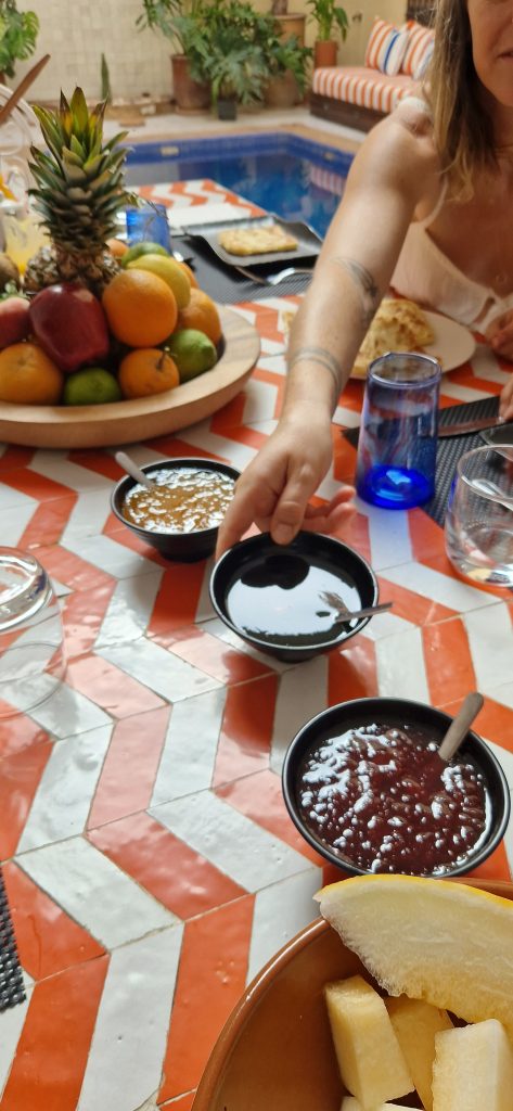Petit-déjeuner marocain : msemen, miel de l'Atlas, fruits frais, Riad BabMoon