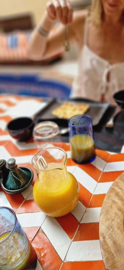Msemen chauds et jus d'orange pressé du petit-déjeuner marocain