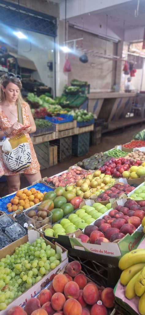 Étal de fruits et légumes frais au marché de Marrakech
