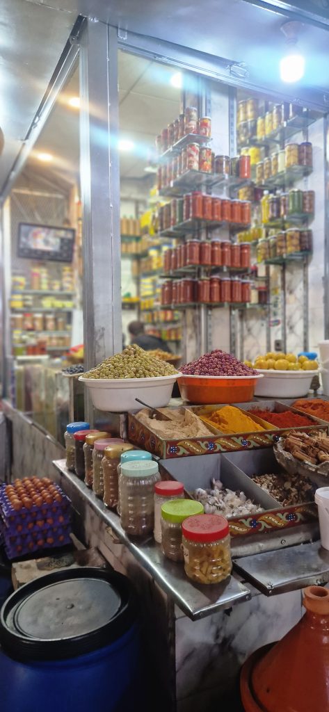 Étal de fruits et légumes au marché authentique de Marrakech