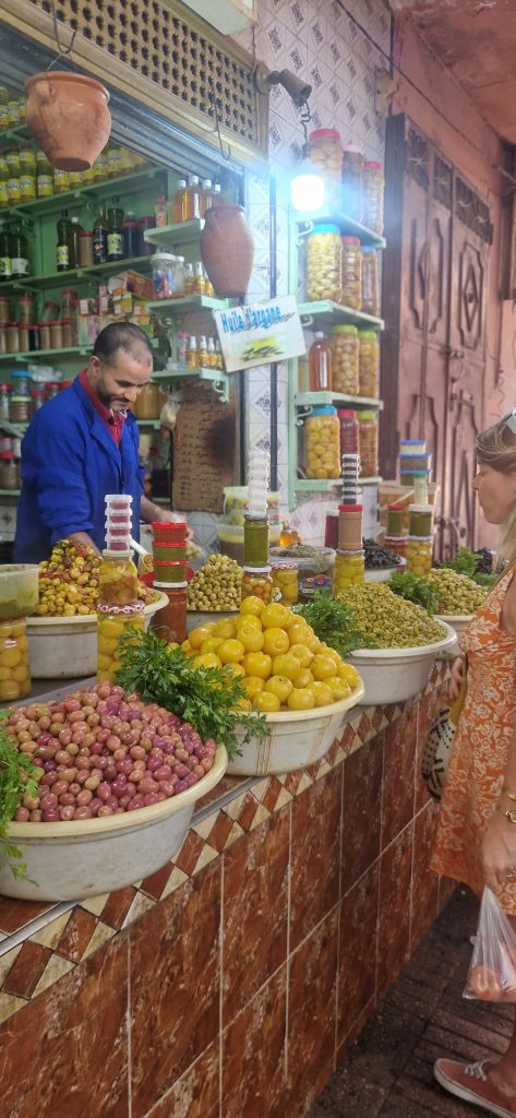 Marchand d'olives et d'épices dans la médina de Marrakech