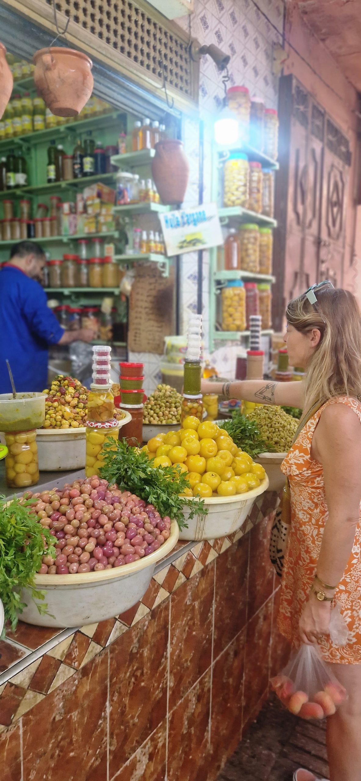 Étal d'olives et de citrons confits au souk de Marrakech