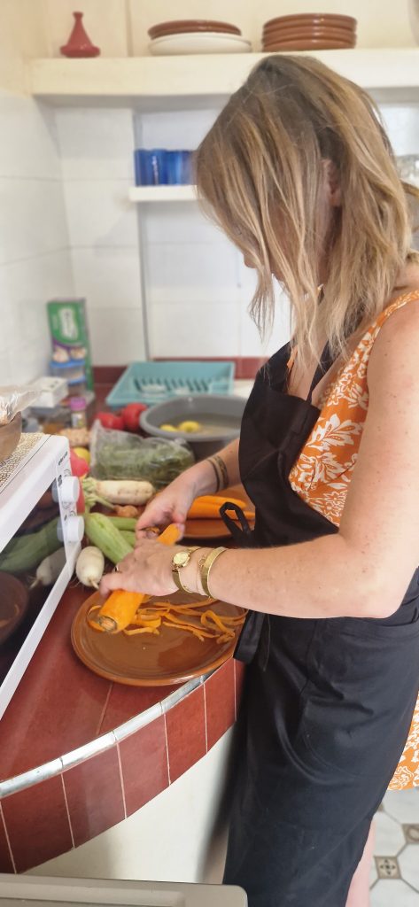 Préparation du repas dans la cuisine du Riad Babmoon avec Nezha