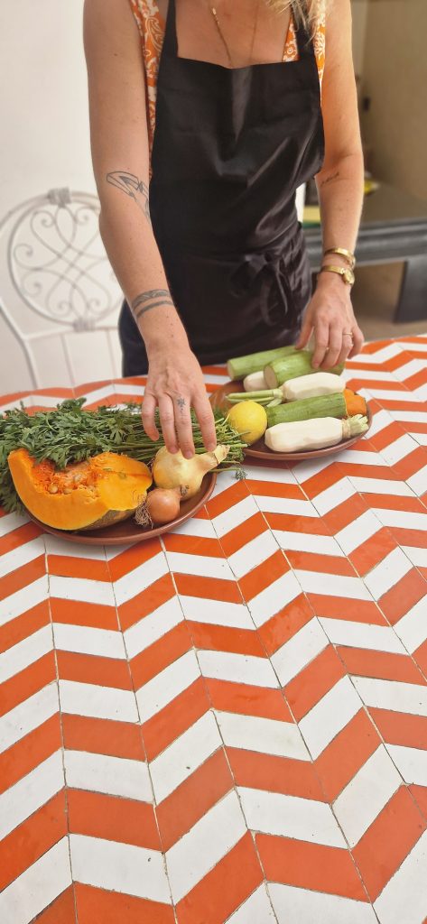 Préparation des légumes pendant le cours de cuisine marocaine