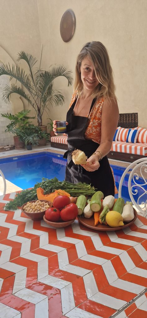 Préparation du cours de cuisine marocaine au bord de la piscine du Riad Babmoon