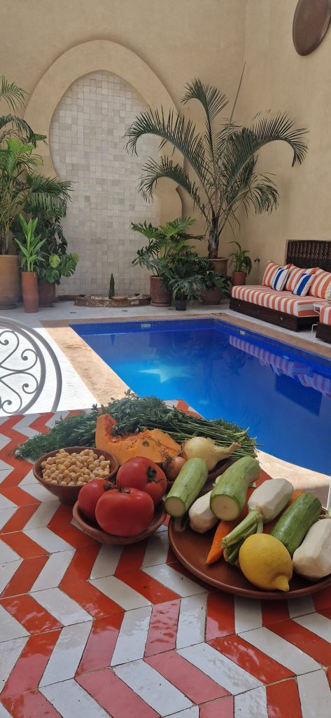 Légumes frais rapportés du souk pour le cours de cuisine marocaine du Riad Babmoon