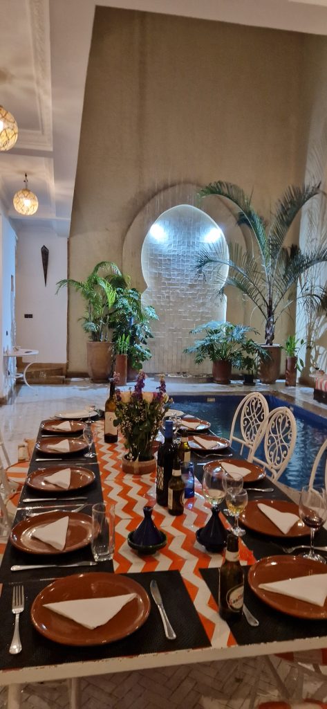 Table dressée au bord de la piscine pour un dîner au Riad Babmoon