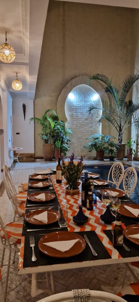 Grande table dressée pour dix dans le patio du Riad BabMoon