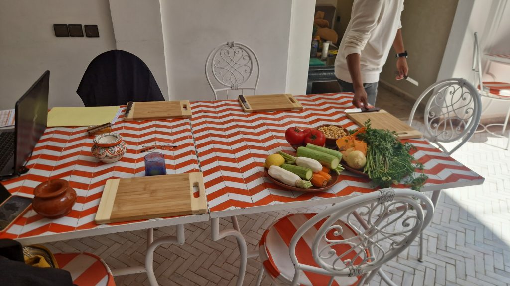 Légumes du marché disposés pour l'atelier cuisine au Riad BabMoon