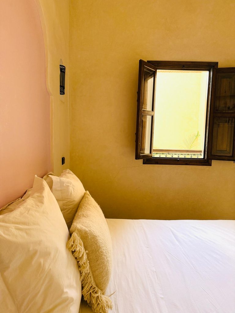 Suite Soleil du Riad Babmoon vue sous un autre angle, miroir et murs ocre