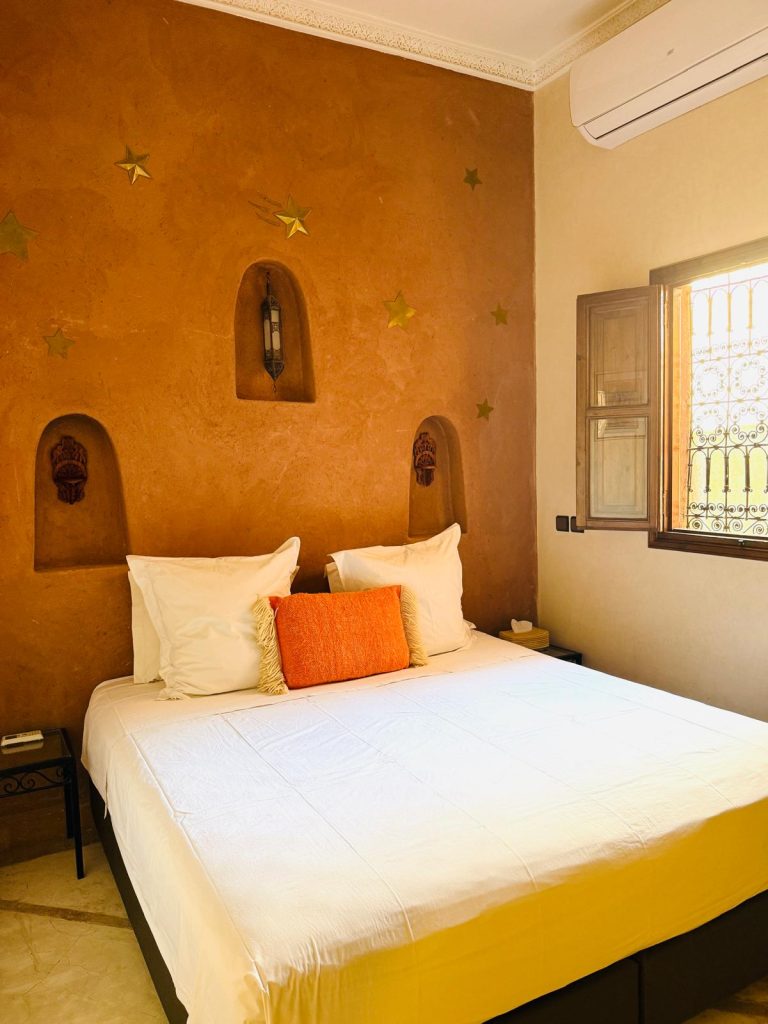 Lit double de 160 cm de la suite Comète, Riad Babmoon Marrakech